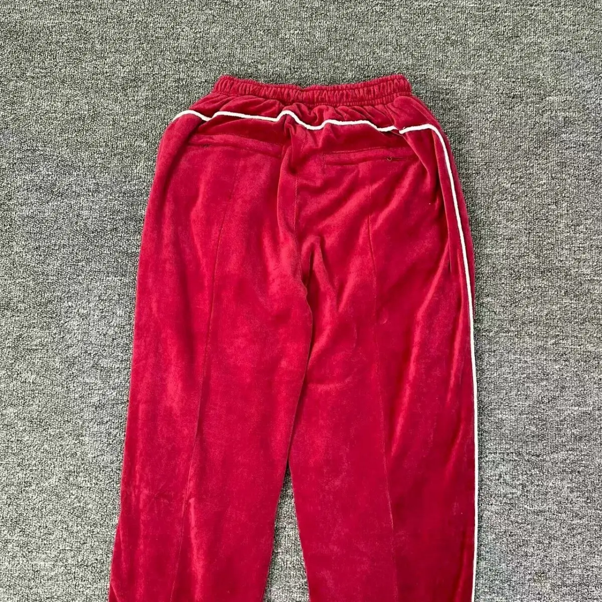 Corteiz CRTZ VVS Uptown Velour Track Pant Red - Imagen 2