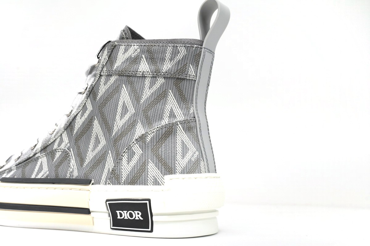 Oblique Grey Diamond