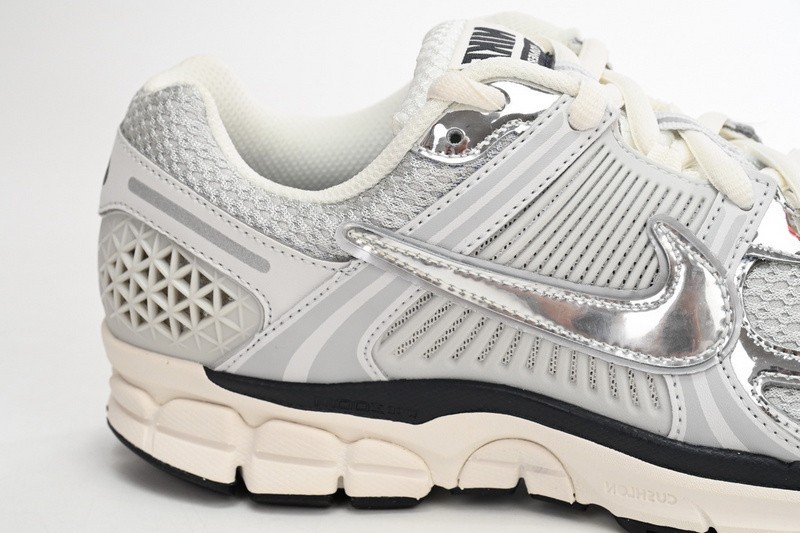NikeAir Zoom Vomero 5 Silver